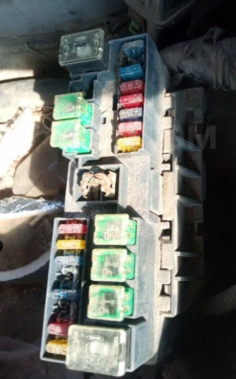 Фото подкапотного блока Ниссан Караван Е25