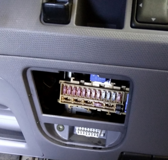 Расположение блока в салоне