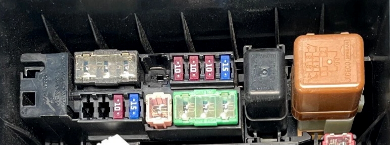 блок предохранителей под капотом 2