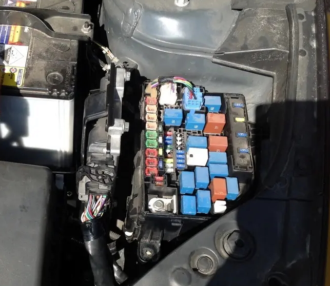 Расположение блока предохранителей под капотом Suzuki Kizashi