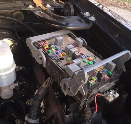 Пример расположения блока под капотом