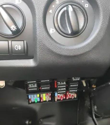 Расположение блока в салоне