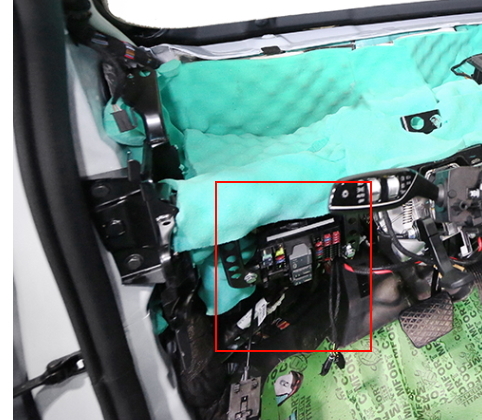 Фото блока предохранителей в салоне Omoda C5