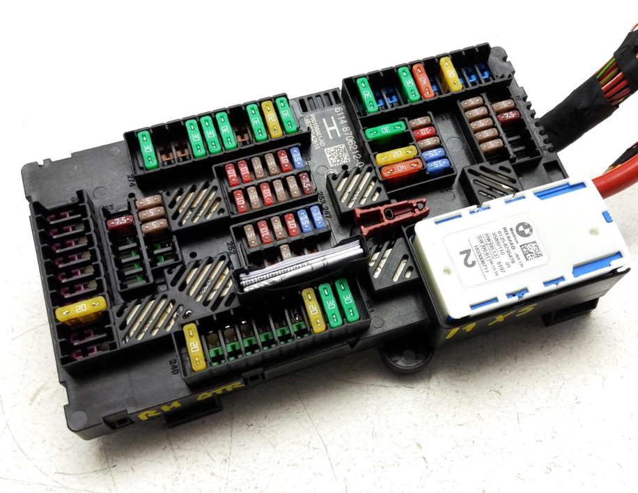 блок в багажнике