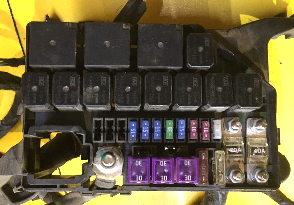 блок предохранителей и реле под капотом Майвэй х70