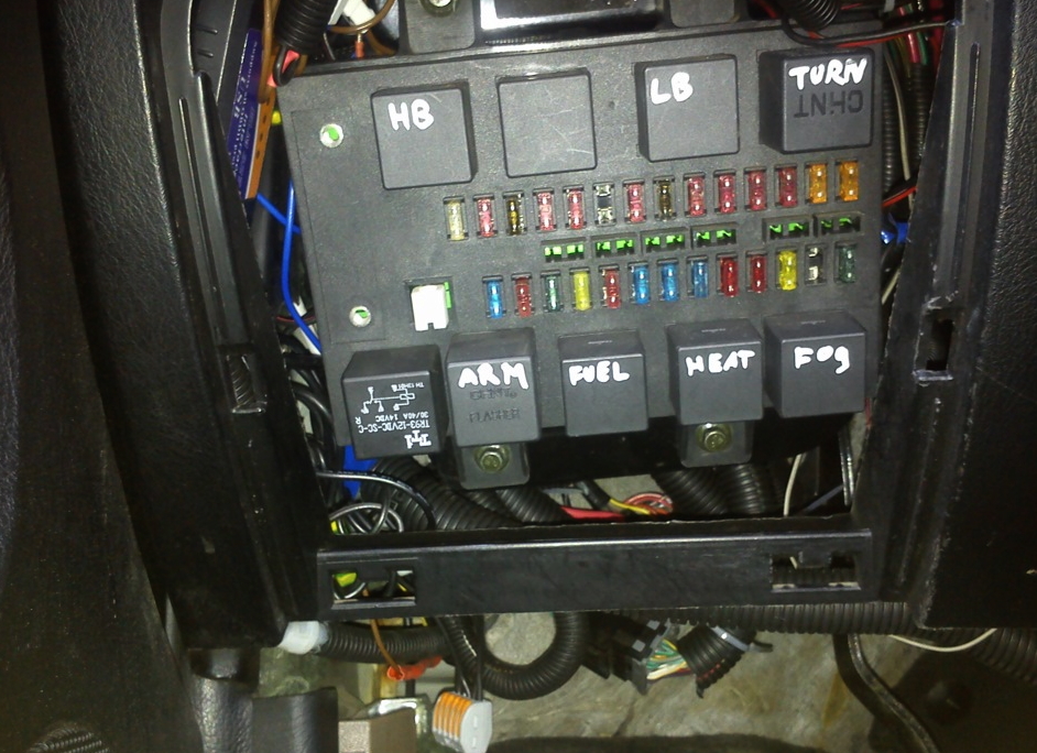 Фото блока предохранителей в салоне Lifan Breez 520