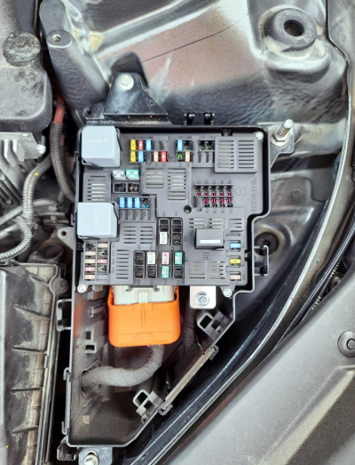 Внешний вид блока предохранителей под капотом Volvo S60