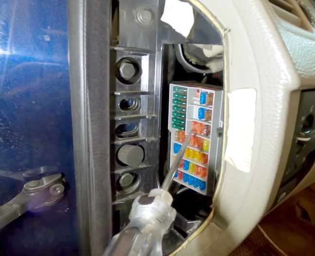 Блок в салоне Вольво хс 90