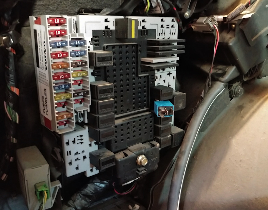 Фото блока в багажнике вольво хс90