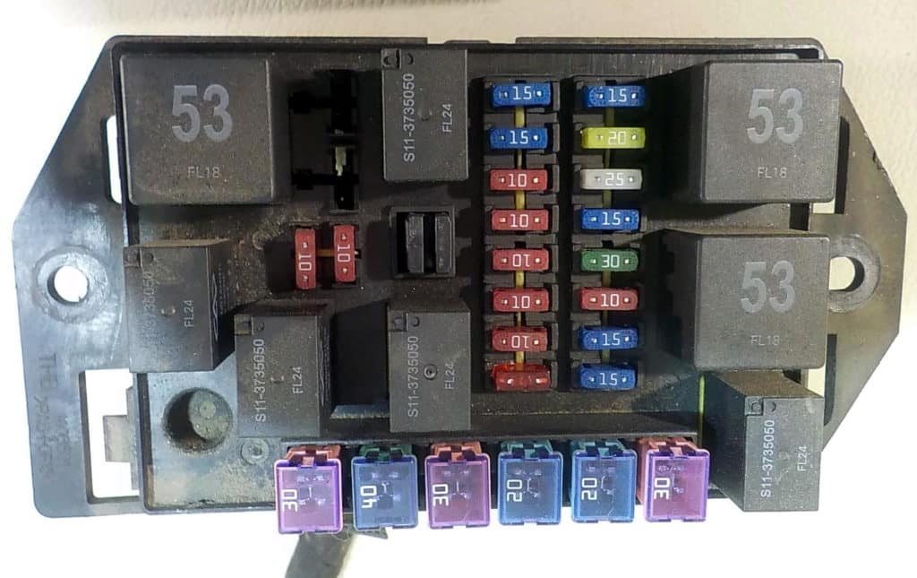 Фото блока под капотом Чери Индис