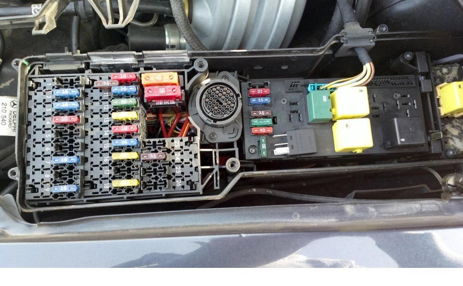 Фото пример блока под капотом мерседес 210