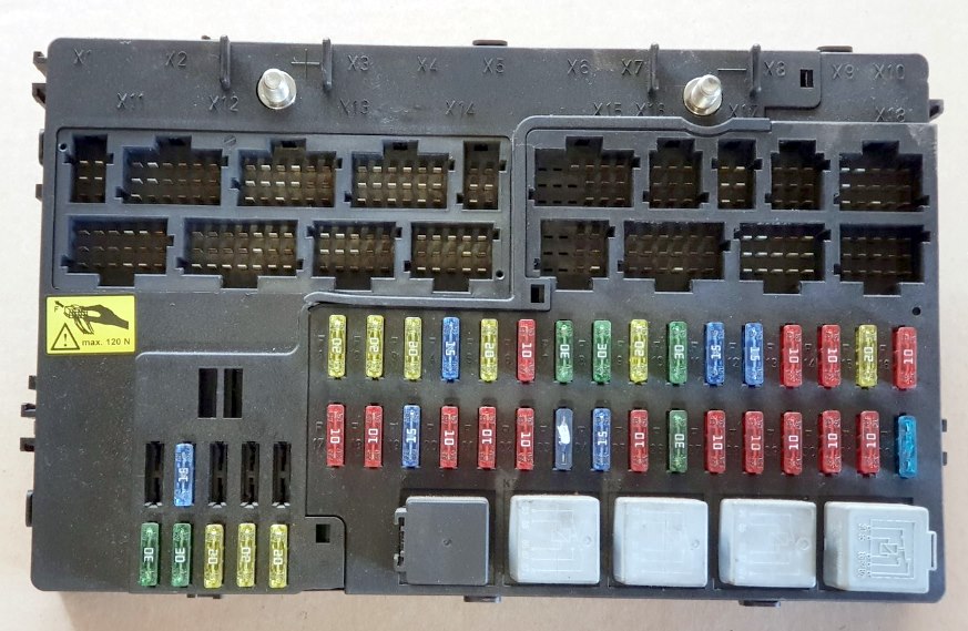 Фото примера блока предохранителей Actros