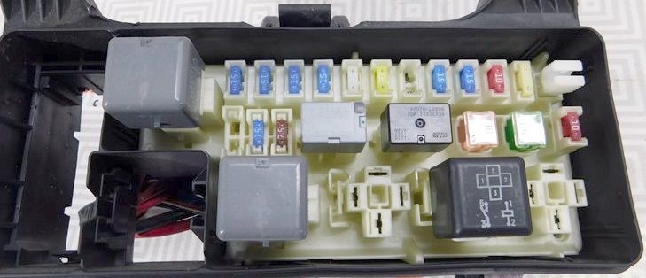 Фото монтажного блока под капотом