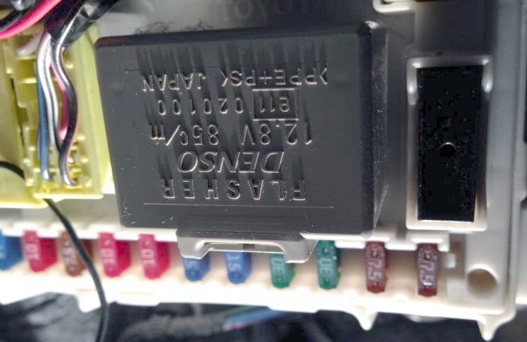 Фото блока предохранителей у водителя