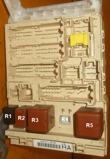Схема реле в салоне