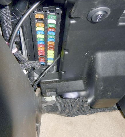 Фото блока предохранителей в салоне Toyota Land Cruiser 200