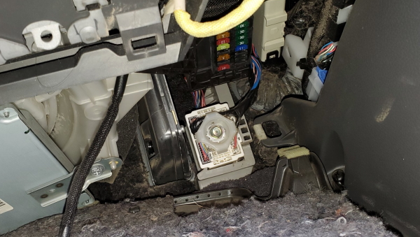 Фото салонного блока предохранителей Toyota Land Cruiser 200