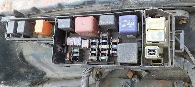 Фото пример блока под капотом авенсис 1