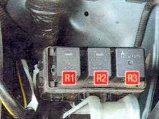 Блок с реле под капотом