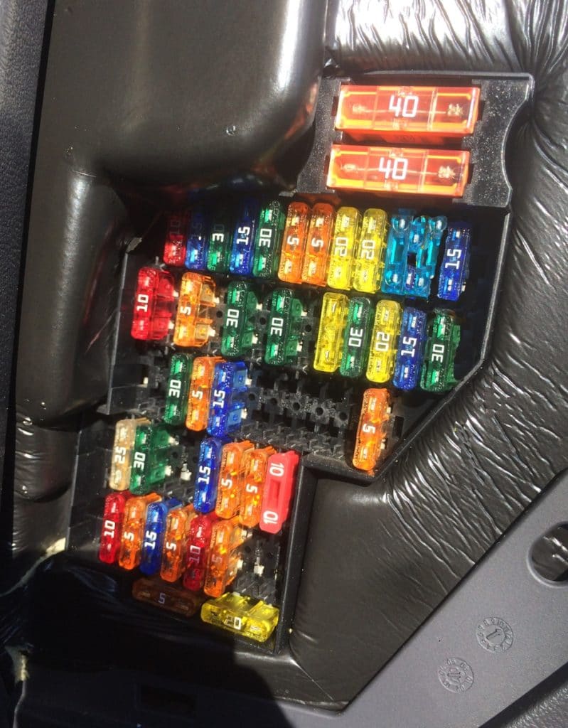 Блок в салоне слева