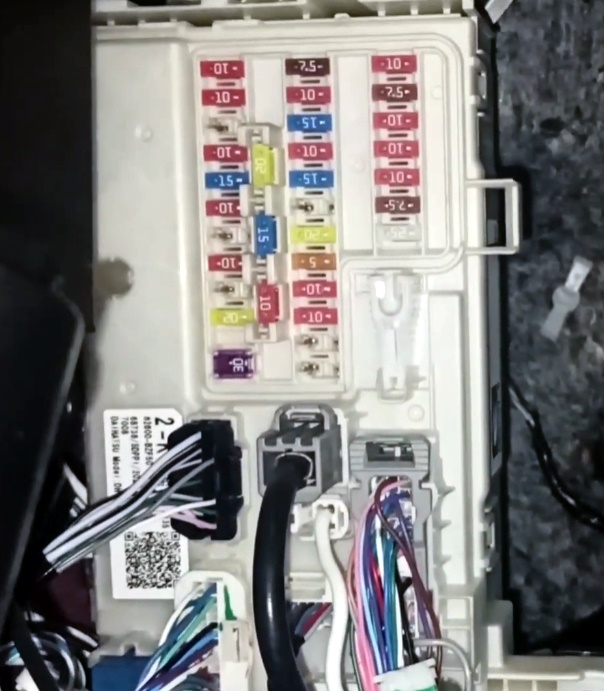 Блок предохранителей в салоне Тойота Райзе
