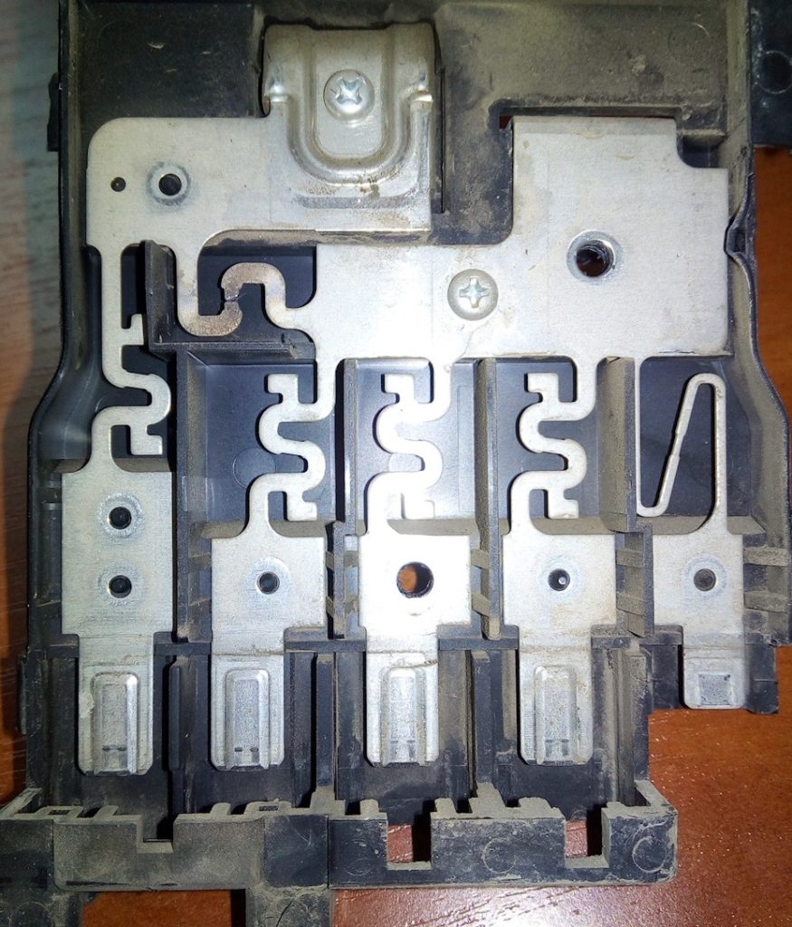 Блок плавких предохранителей на АКБ Toyota Land Cruiser 100