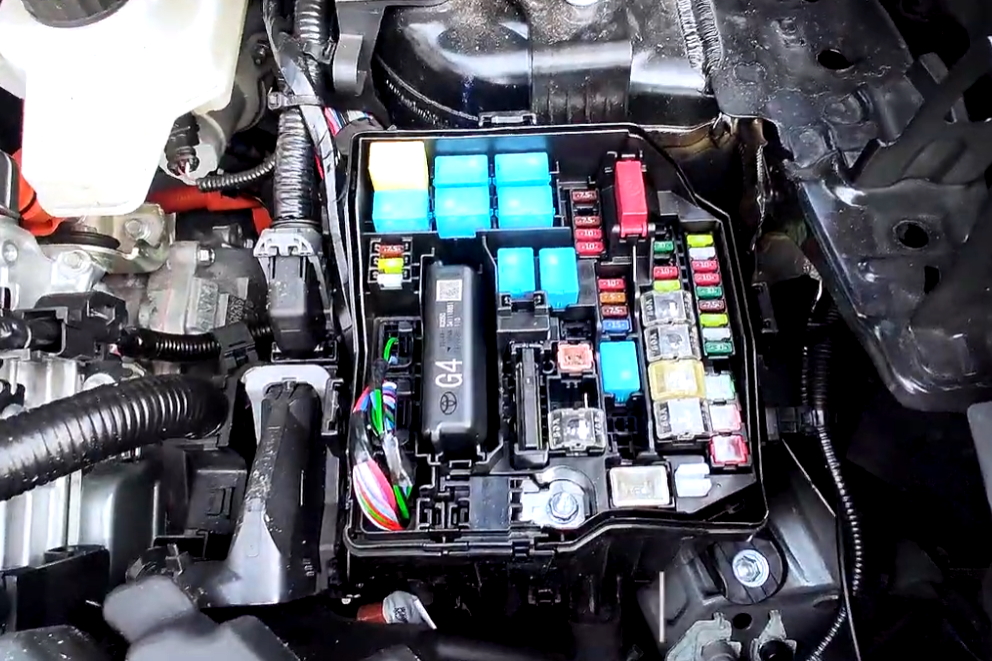 Блок предохранителей и реле под капотом