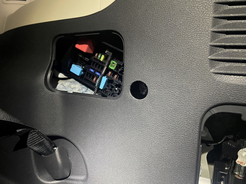 блок в багажнике