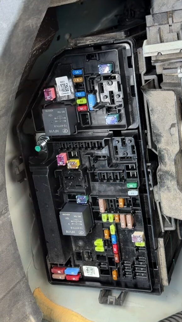 Фото блока под капотом