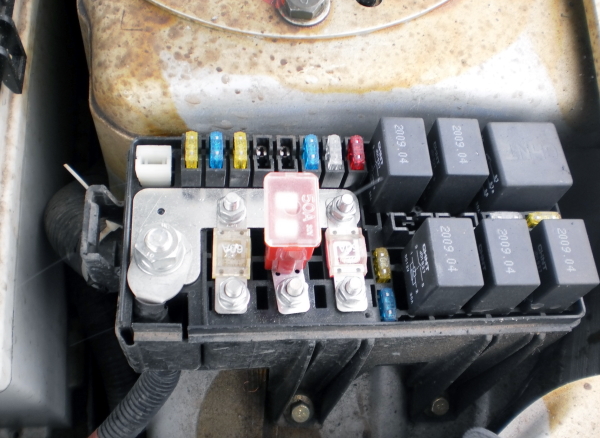 Расположение блока предохранителей под капотом Lifan Breez 520