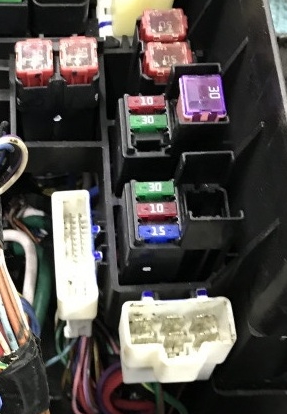 Фото пример дополнительной секции блока предохранителей