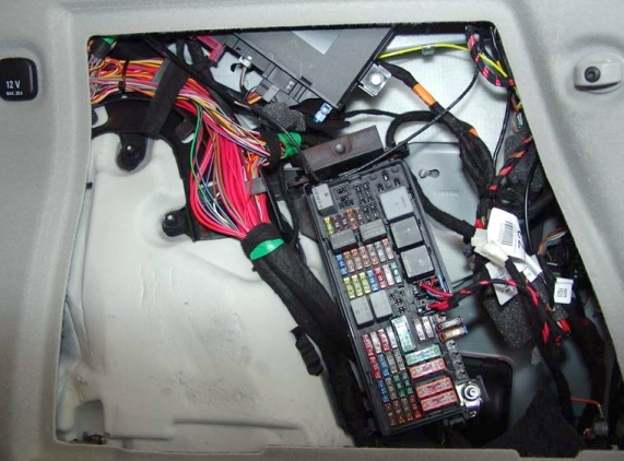 Фото блока в багажнике