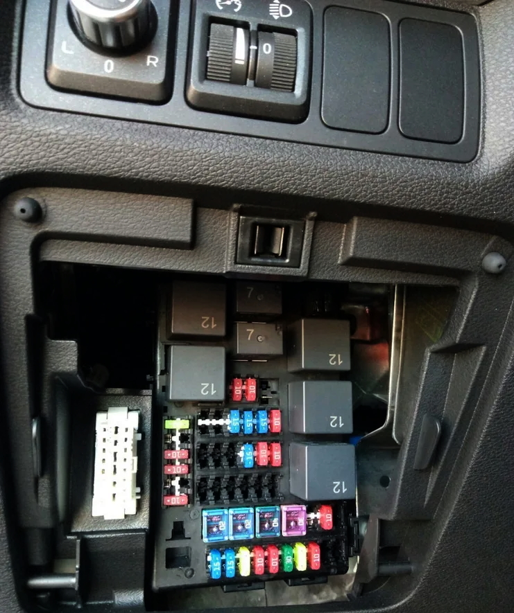 фото блока предохранителей в салоне атлас