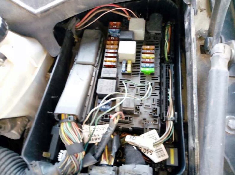 Блок под капотом мерседес 211