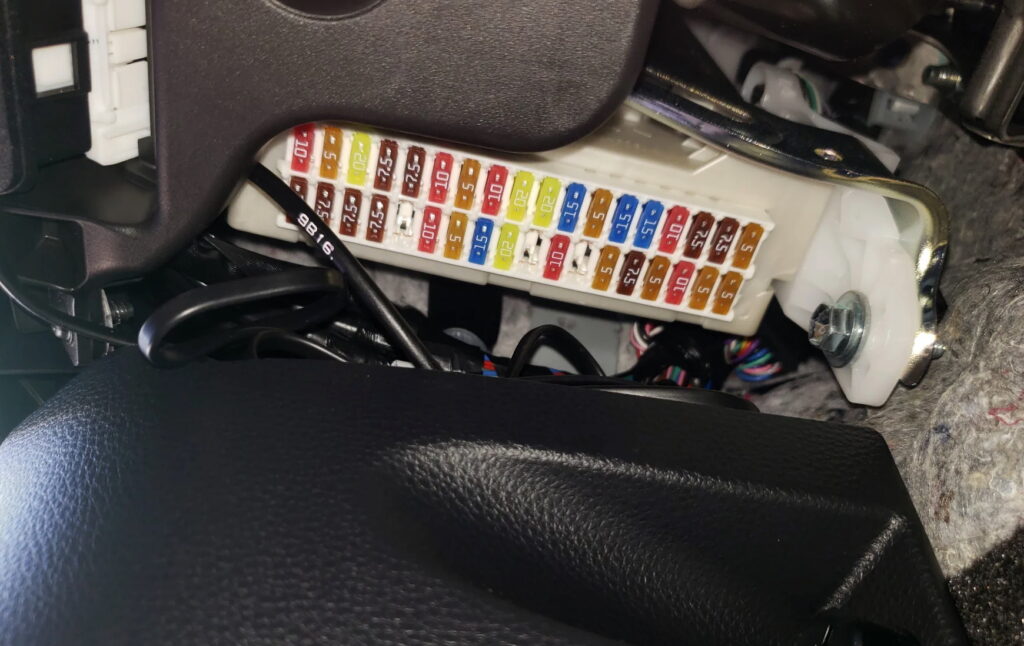 Блок предохранителей в салоне