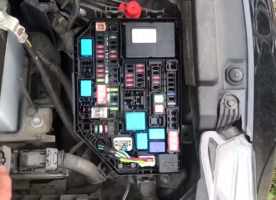 Фото блока под капотом королла Е210