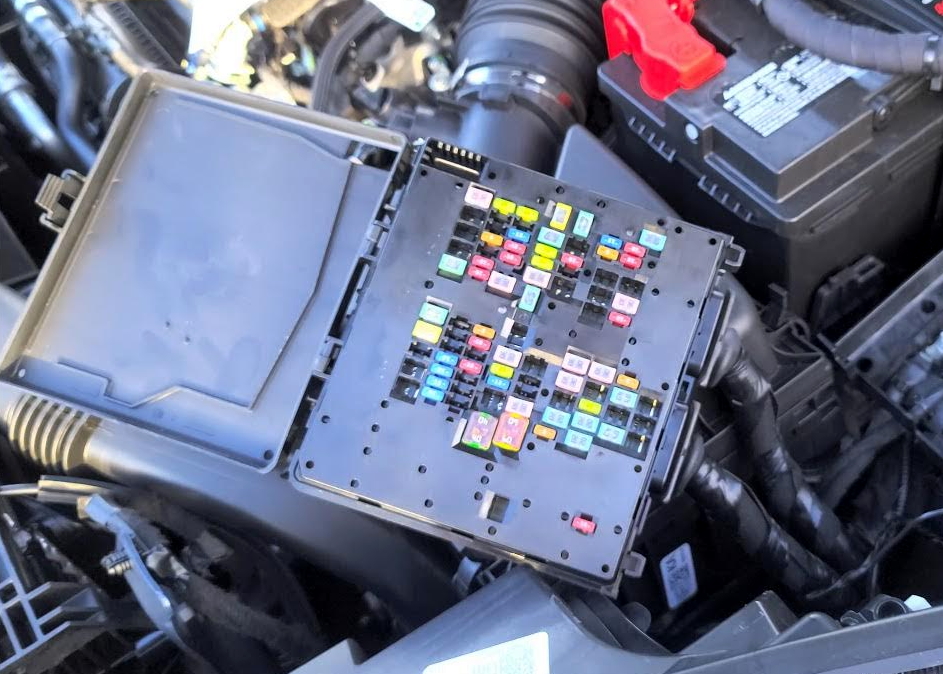 Фото блока под капотом