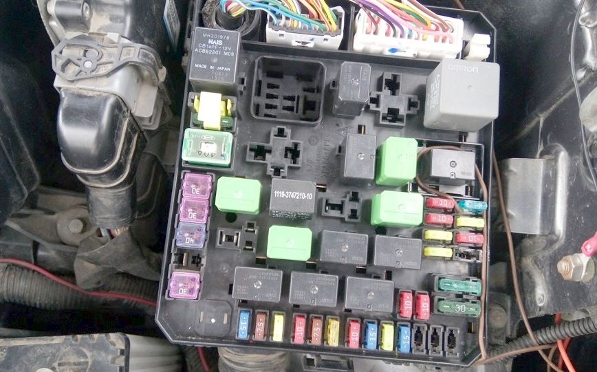 Расположение блока под капотом