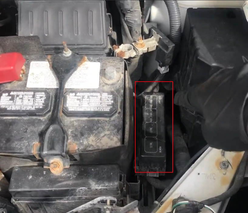 Блок реле под капотом Nissan NV200