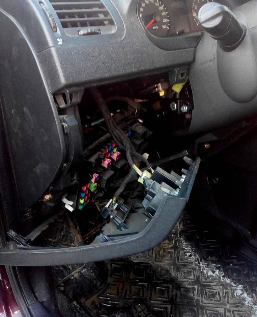 доступ к блоку в салоне