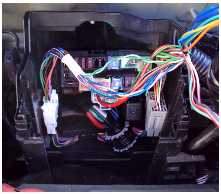 блок под капотом ниссан марч