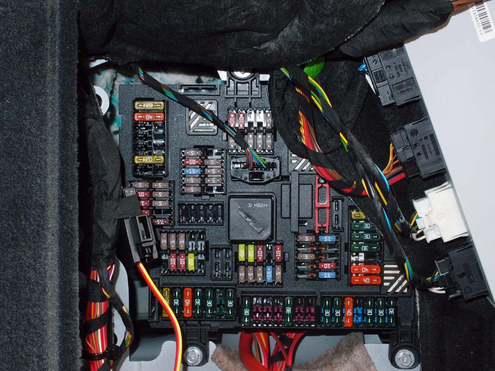 фото блока в багажнике бмв ф10