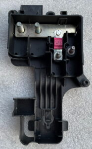 Блок на крышке АКБ