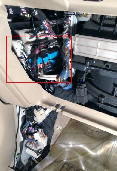 Блок предохранителей на пассажирской стороне Toyota Estima