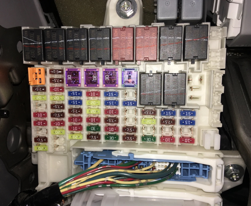 Блок предохранителей в салоне
