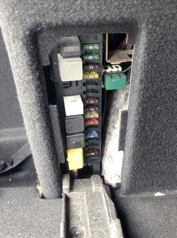 Блок в багажнике мерседес 203