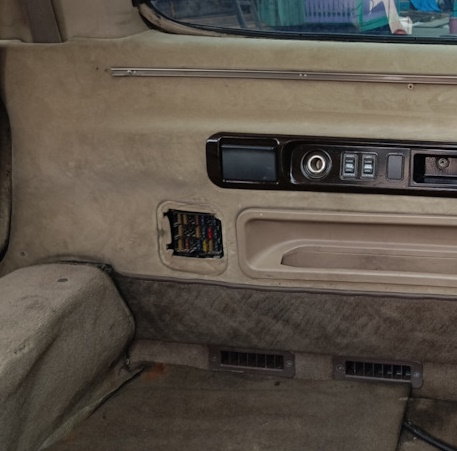 Блок предохранителей за сиденьем Nissan Caravan