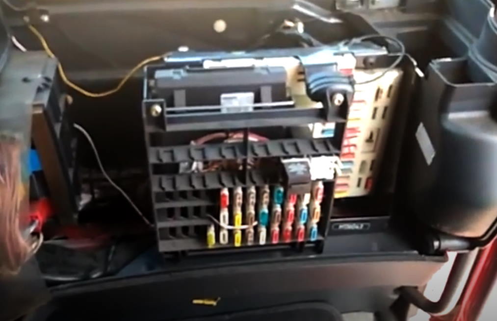 Расположение блока в салоне