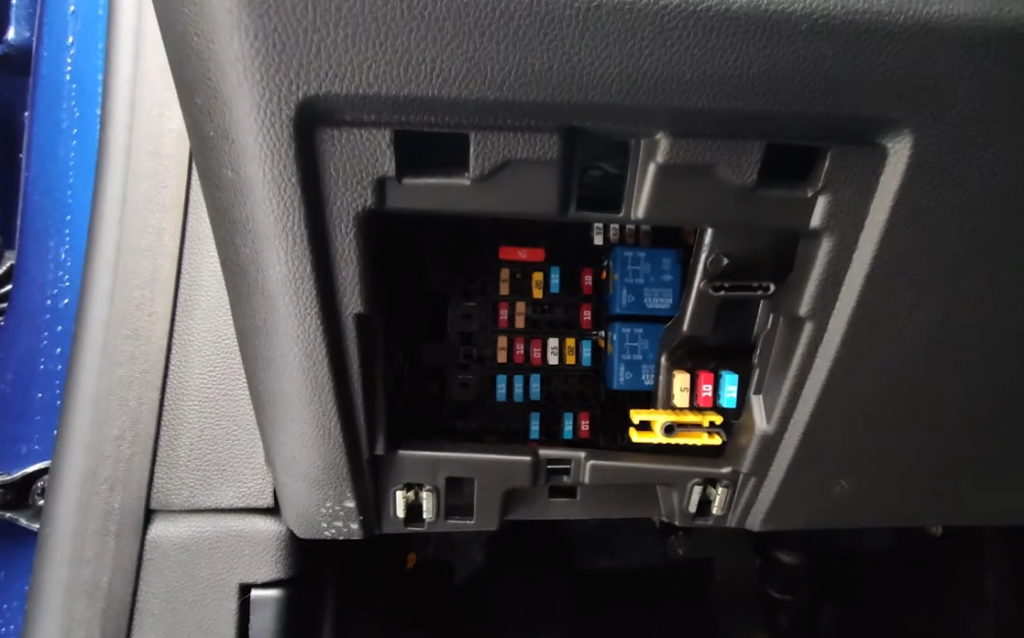 блок предохранителей в салоне