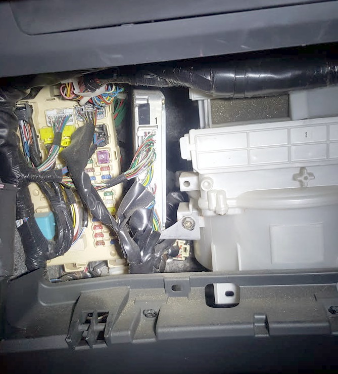 Пример расположения блока в салоне